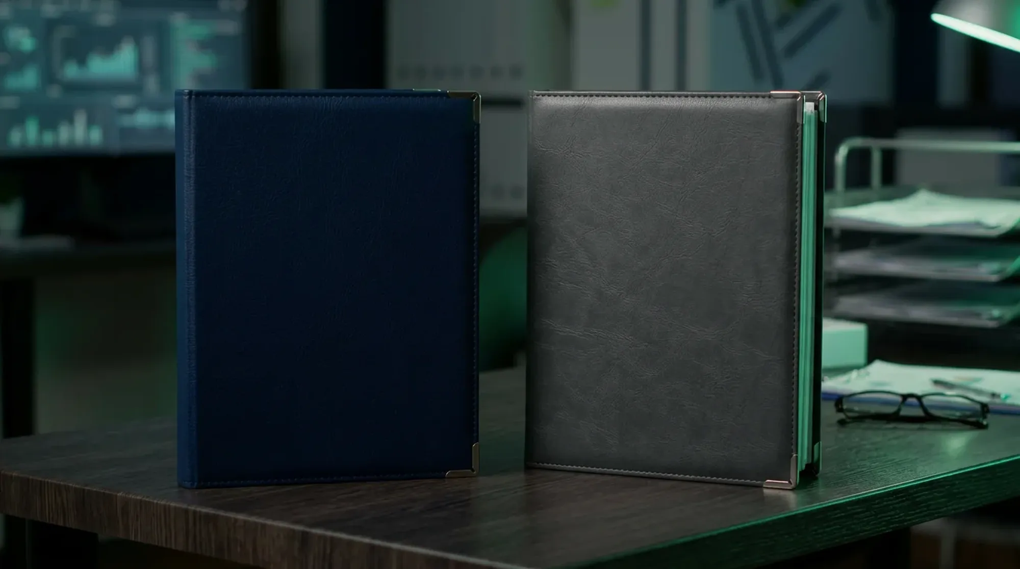 Porównanie dokumentów polis na biurku, zdjęcie edukacyjne